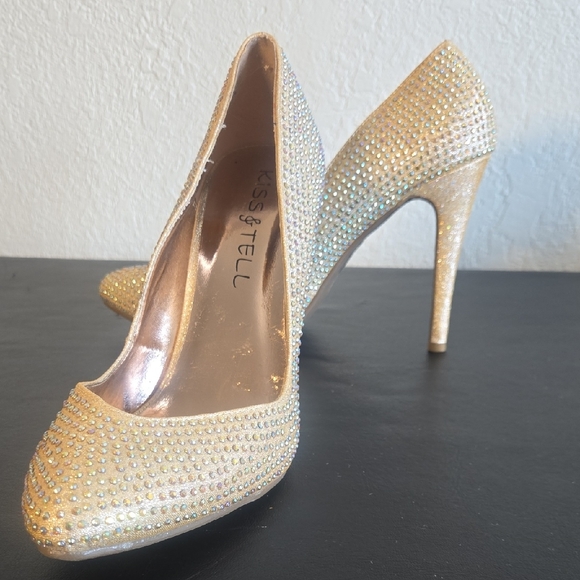 Kiss & Tell Golden Heels - Picture 9 of 9